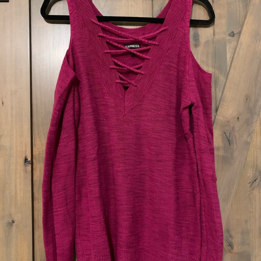 Magenta Express cold shoulder sweater size S. Like new.! Soft and comfortable!